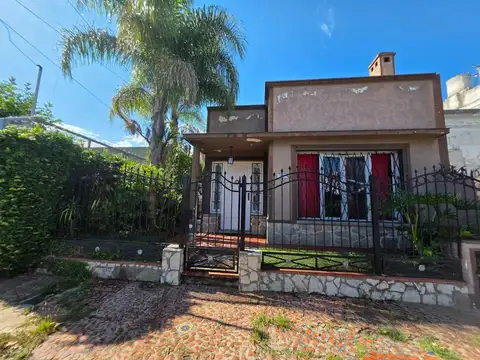 Venta casa 3 ambientes en Bernal.