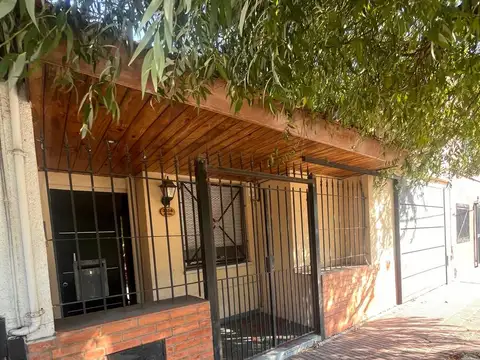 Casa en VENTA: 2 dormitorios, cochera, amplio jardin. Machado al 3600, R. de Escalada