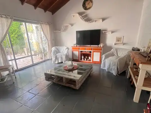 Casa en VENTA: 2 dormitorios, cochera, amplio jardin. Machado al 3600, R. de Escalada