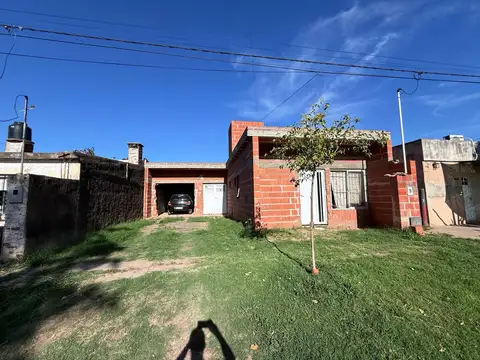 VENTA CASA - 2 dormitorios, cochera y patio - Armstrong