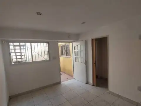 Depto Tipo Casa en Alquiler en Monte Castro, $ 950.000