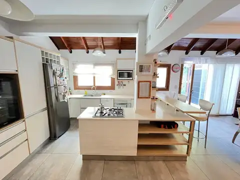 Casa 4 ambientes con 2 baños