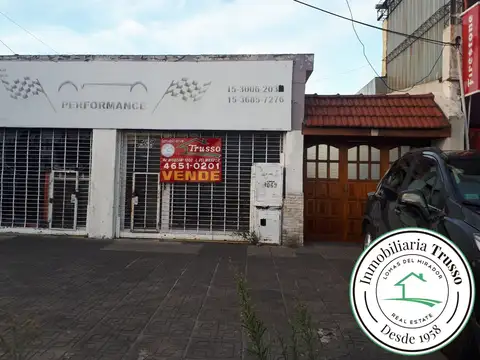 local con vivienda tres amb. sobre av. Gaona