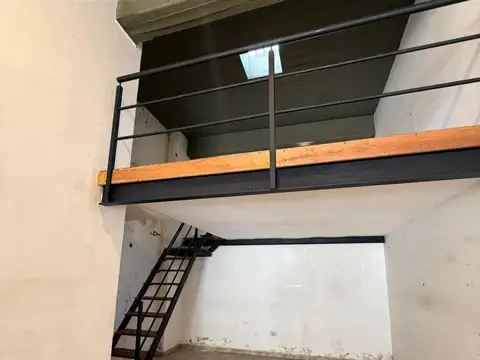 Local con entrepiso - Alquiler