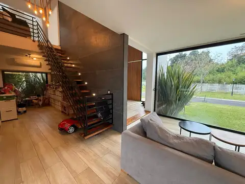 Casa en Alquiler con 2 cocheras