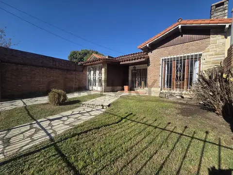 CASA CHALET 5 AMBIENTES GIGANTE  VILLA SARMIENTO  385 m2 MUUUY LUMINOSA 