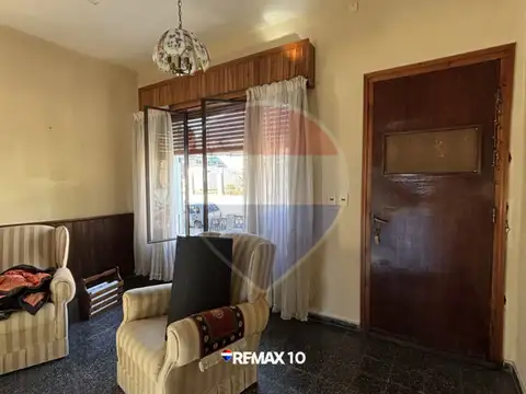 Casa 10 ambientes con 2 baños