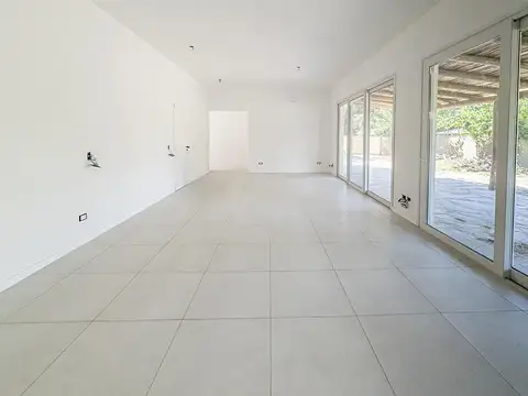 Casa 4 ambientes con 2 baños