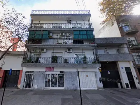 Amplio departamento en planta baja con cochera, patio y múltiples posibilidades de uso