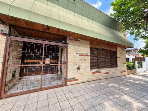 Casa en Venta con piscina, 4 ambientes y cochera, Villa Bosch