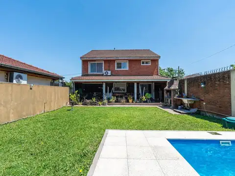 VENTA CASA 5 AMB QUILMES CON PILETA