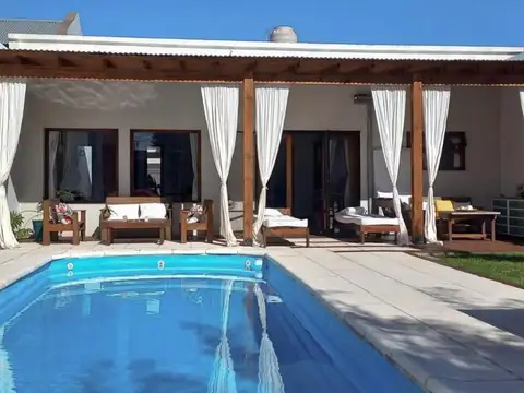 Casa de 3 Dormitorios 2 Baños, cochera pasante, jardín y pileta - Tandil semicentro