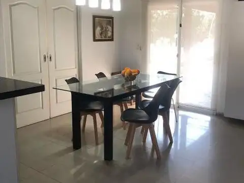 Casa 5 ambientes con 4 baños