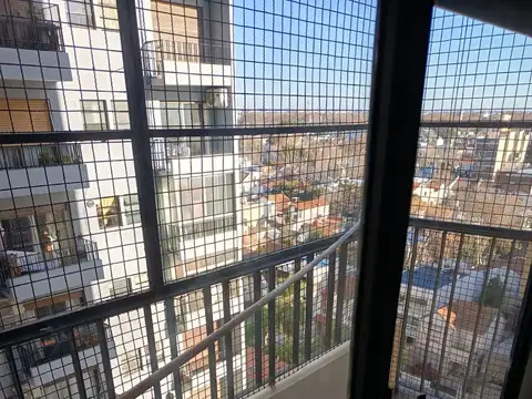 2 amb.amplio y luminoso, sobre Av. Maipú, apto profesional, cochera