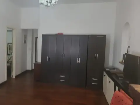 Casa en 2 plantas 5 ambientes 3 dormitorios (1 en suite) Excelente zona - Grge- jardín con pileta