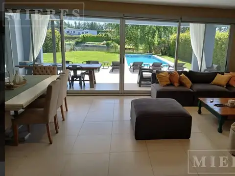 Casa 7 ambientes con 5 baños