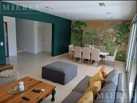 Casa en Alquiler con 3 cocheras