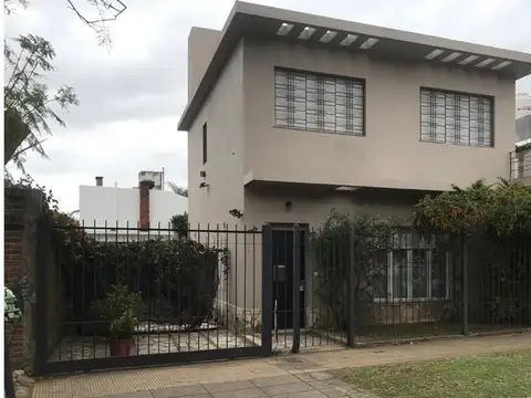 Sólida casa en 2 plantas en Olivos Golf, refaccionada a nuev