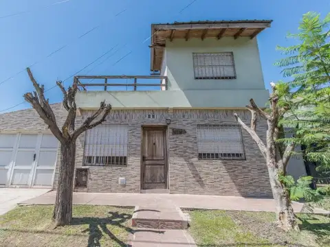 Casa de 3 ambientes con cochera y jardin