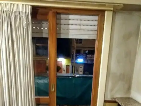 Departamento 1 amb. c/entre techo sobre avenida comercial.