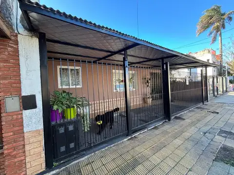 casa americana  3 amb. con cochera y patio.
