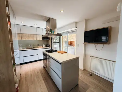 Casa en Venta con 2 cocheras
