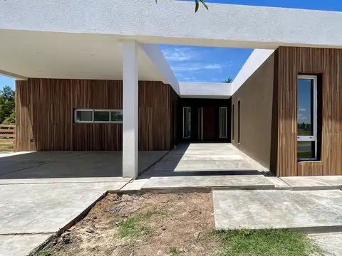 CASA A ESTRENAR EN NAUDIR - CON JARDIN DE INVIERNO Y LOSA