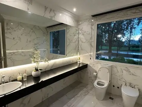 Casa 5 ambientes con 6 baños