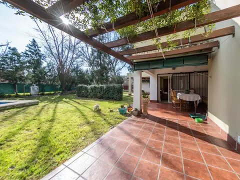 VENTA - CASA DE TRES DORMITORIOS CON PILETA Y COCHERA- IBARLUCEA