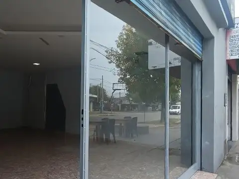 SALON+OFICINA+BAÑO  * Av. EVA PERON a mts Av H Yrigoyen