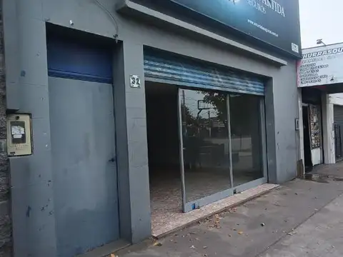 SALON+OFICINA+BAÑO  * Av. EVA PERON a mts Av H Yrigoyen