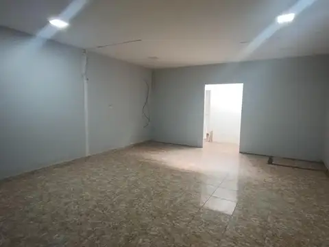 SALON+OFICINA+BAÑO  * Av. EVA PERON a mts Av H Yrigoyen