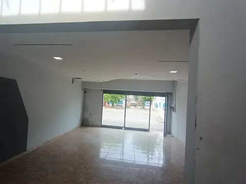 SALON+OFICINA+BAÑO  * Av. EVA PERON a mts Av H Yrigoyen