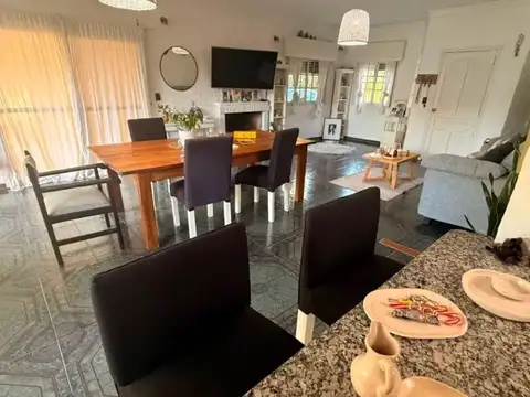 Casa 6 ambientes con 2 baños