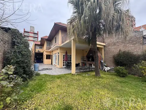 Venta casa 6 ambientes con cochera y piscina en Wilde