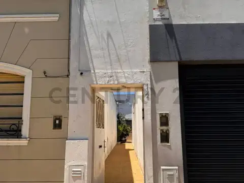 68 entre 17 y 18 LA PLATA CASA 2 DORMITORIOS CON PATIO EN VENTA