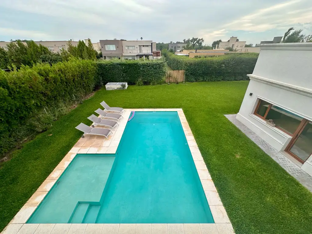 Casa - 342  m² Cubierta | 5 dormitorios | 4 años | 4 baños | 6 ambientes | 4 cocheras