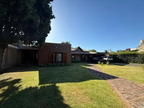 Casa en Venta con 5 cocheras