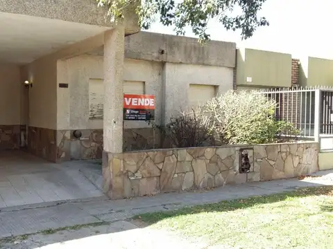 Casa de 3 Dormitorios, amplio jardín y gran potencial en San Lorenzo. Oportunidad.