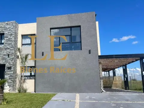 Casa en Venta con 6 cocheras