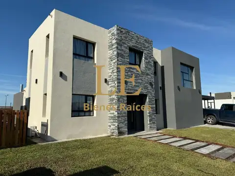 Casa 5 ambientes con 4 baños