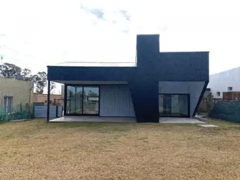 Casa en  venta Santa Elena 3 dormitorios galería parrilla jardín lote central