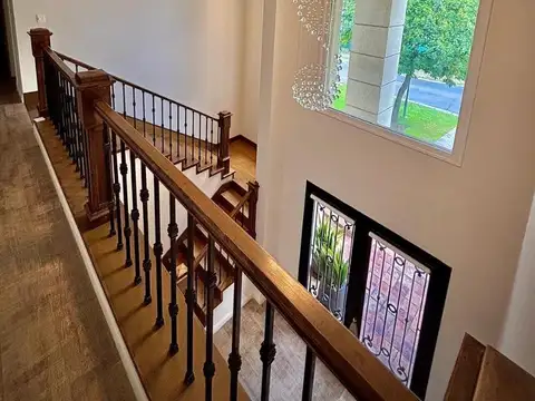 Casa 5 ambientes con 4 baños