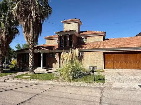 OPENHOUSE presenta a la venta hermosa casa ubicada en el Barrio Jardín Marista