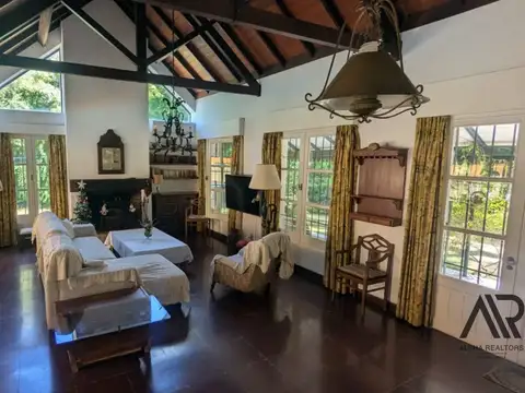 Casa en alquiler anual de 4 dormitorios en suite con piscina en Cantegril