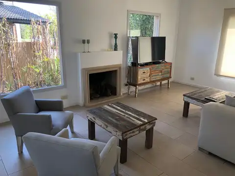 Casa en Alquiler con 2 cocheras