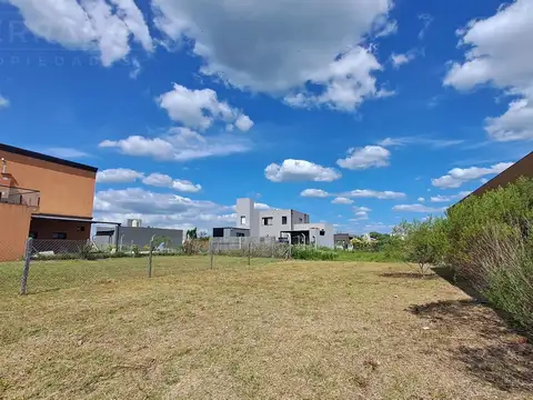 Venta Lote 301m2 Todos los servicios Lomadas de Capilla, Exaltacion de la Cruz
