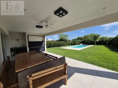 Casa 4 ambientes con 2 baños