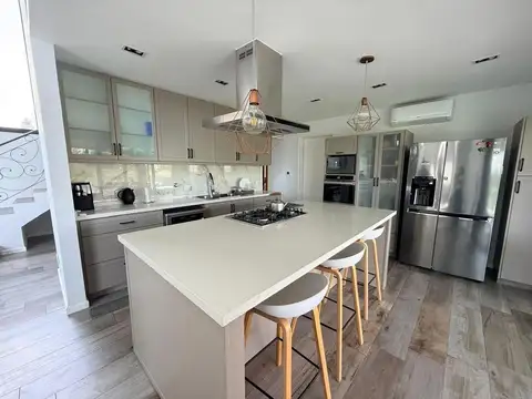 Casa 4 ambientes con 5 baños