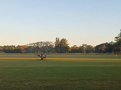 ¡Lote frente al Golf en Colonia Carolina!